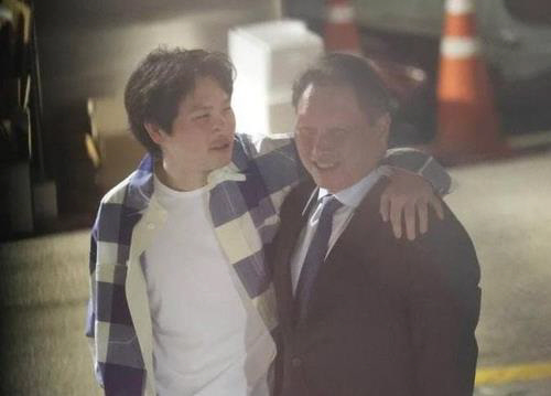 최태원(오른쪽) SK그룹 회장과 아들 인근씨.<인터넷 커뮤니티 캡처>